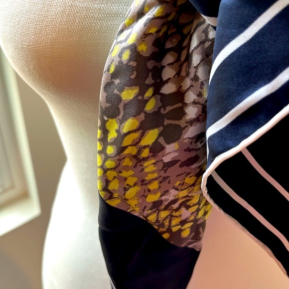 NWOT BANANA REPUBLIC SNAKE PRINT LARGE SILK SCARF - Picture 3 of 4